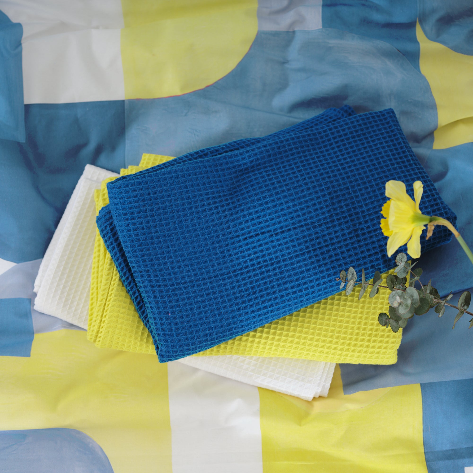 Serviette gaufrée 100% coton bleu cobalt